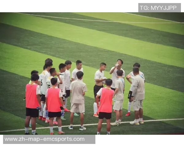 男生足球员在场上的拼搏精神与团队合作的重要性探讨