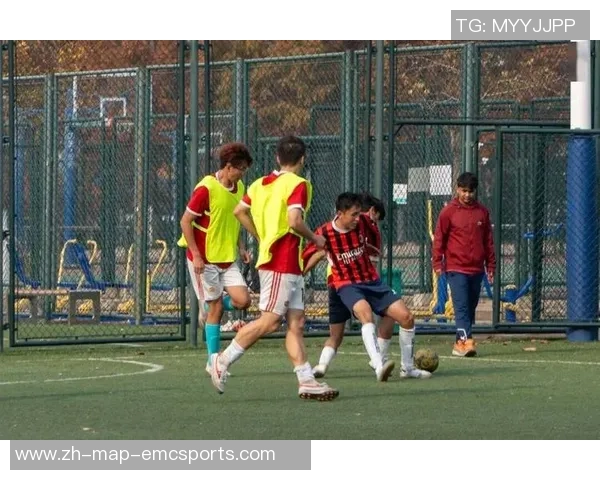 足球对视的瞬间：激情与默契交织的美丽画面