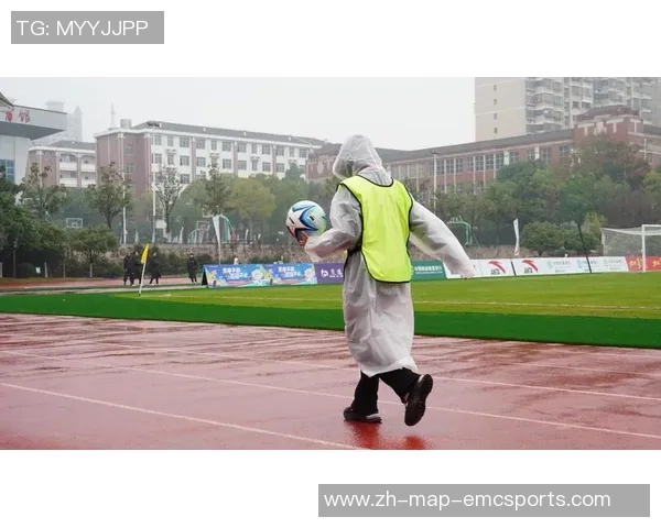 追寻足球梦想的背影与失落的青春记忆